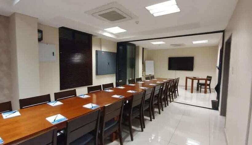 تختخواب و صبحانه Staybridge Golfview Suites