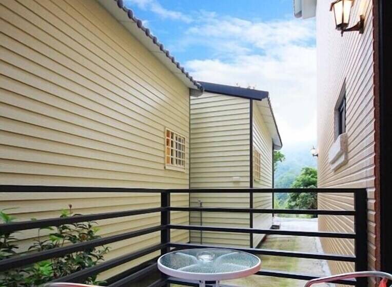 تختخواب و صبحانه Sunlight Forest