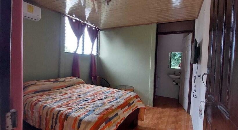 Hostal Y Cabinas Anita