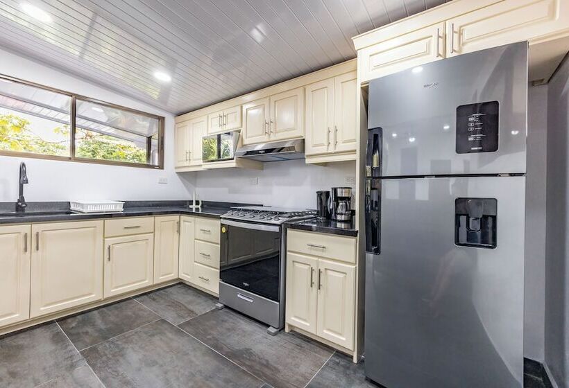 هتل Casablanca Tortuguero