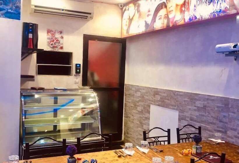 Hotel The India Gate