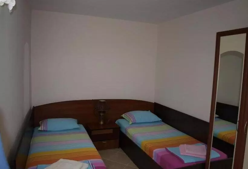 ペンション Guest Rooms Kamberovi