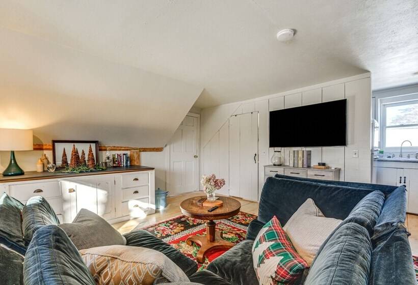 Charming Stowe Home Walk To Downtown & River!