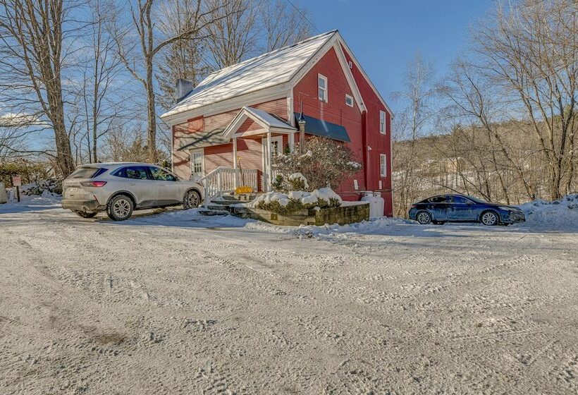 Charming Stowe Home Walk To Downtown & River!