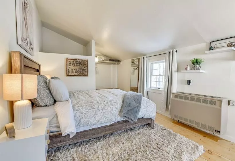 Charming Stowe Home Walk To Downtown & River!