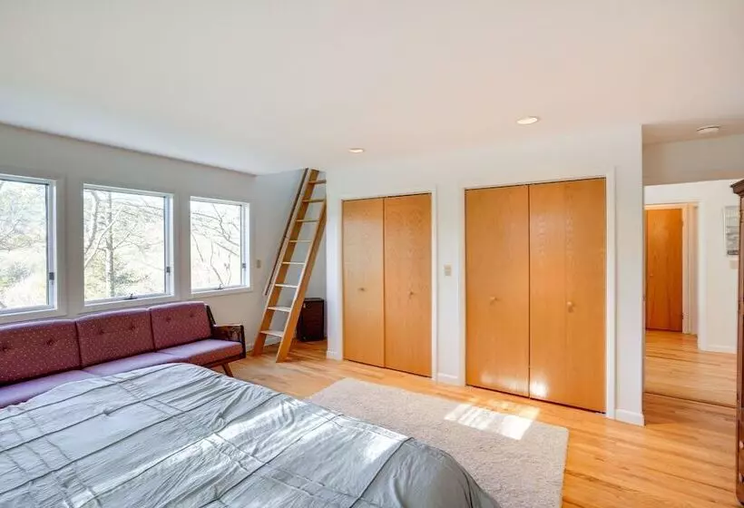 Great Barrington Lakeside Getaway W/ Kayak & Grill