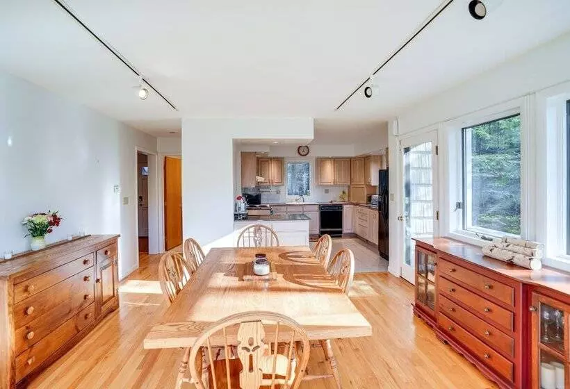 Great Barrington Lakeside Getaway W/ Kayak & Grill