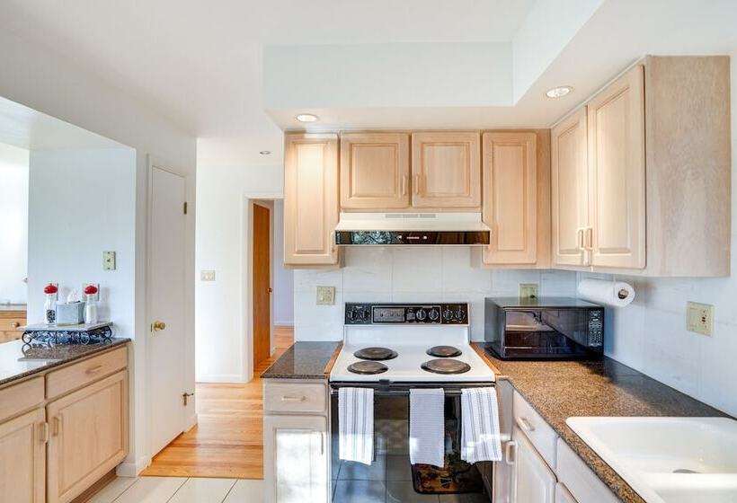 Great Barrington Lakeside Getaway W/ Kayak & Grill