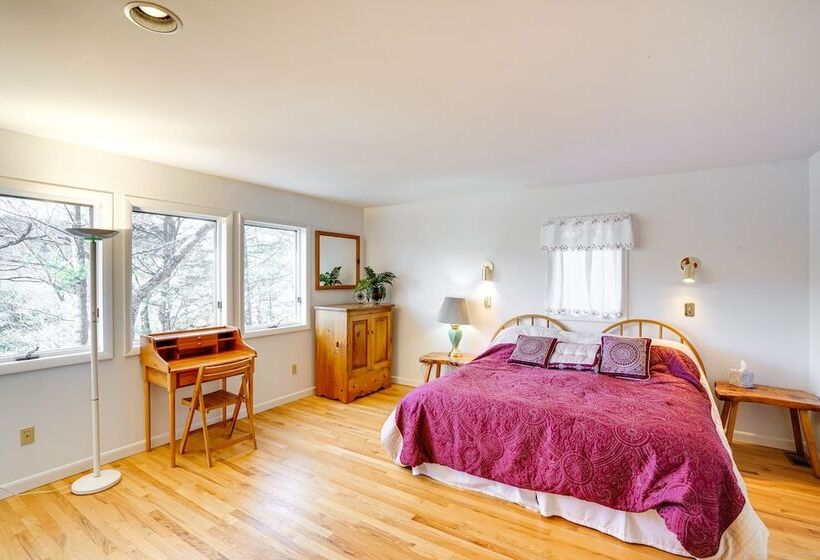 Great Barrington Lakeside Getaway W/ Kayak & Grill