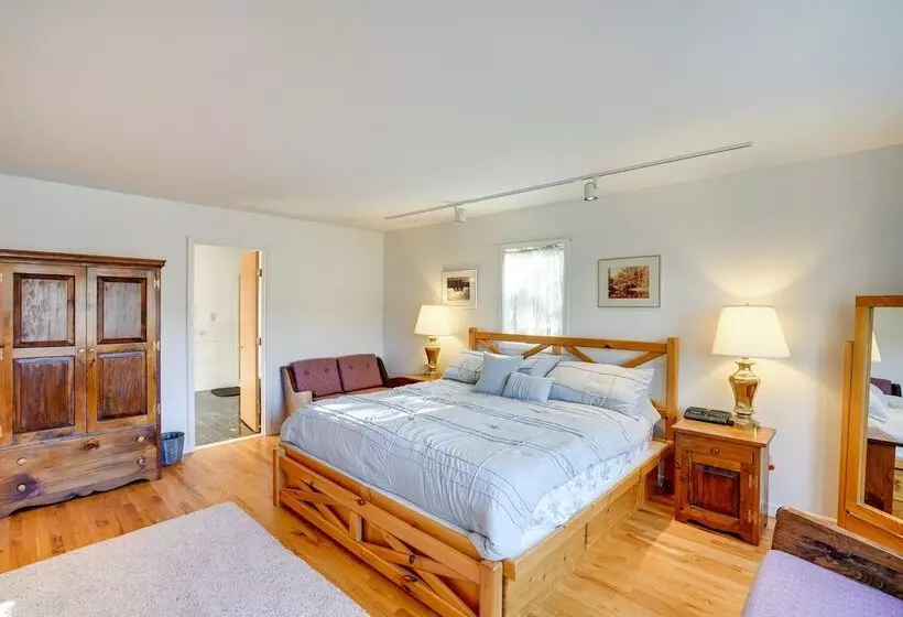 Great Barrington Lakeside Getaway W/ Kayak & Grill