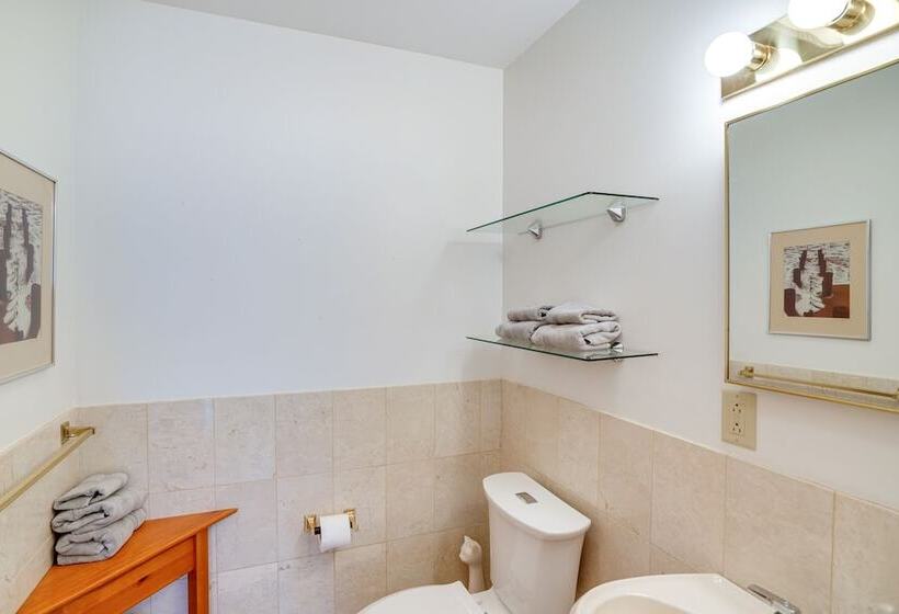 Great Barrington Lakeside Getaway W/ Kayak & Grill