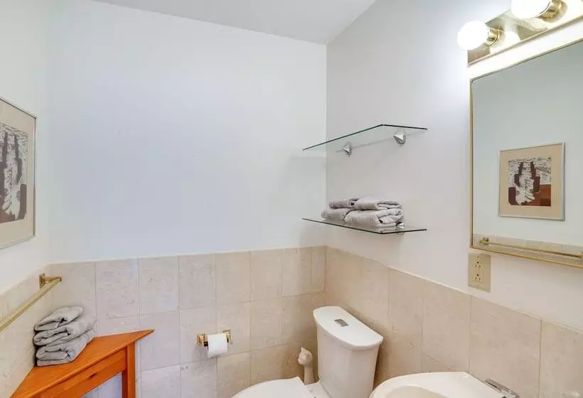 Great Barrington Lakeside Getaway W/ Kayak & Grill