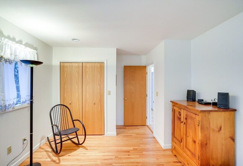 Great Barrington Lakeside Getaway W/ Kayak & Grill