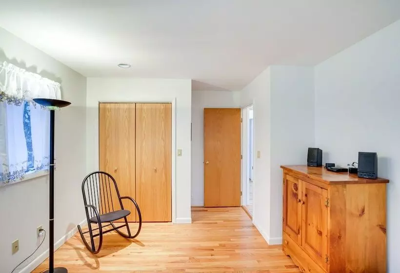 Great Barrington Lakeside Getaway W/ Kayak & Grill