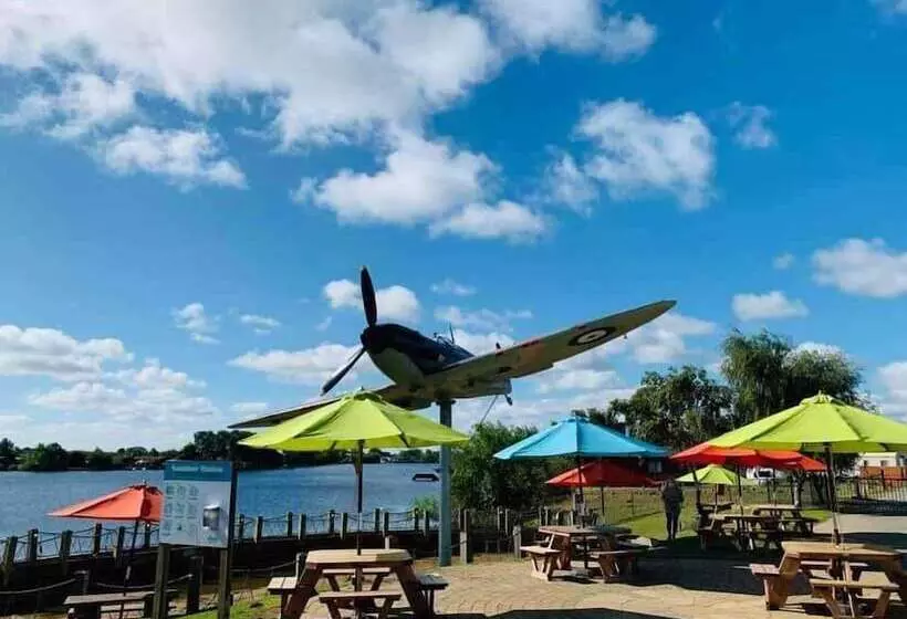 ホテル Caravansleeps8 Hottub Fireplace Garden Patio