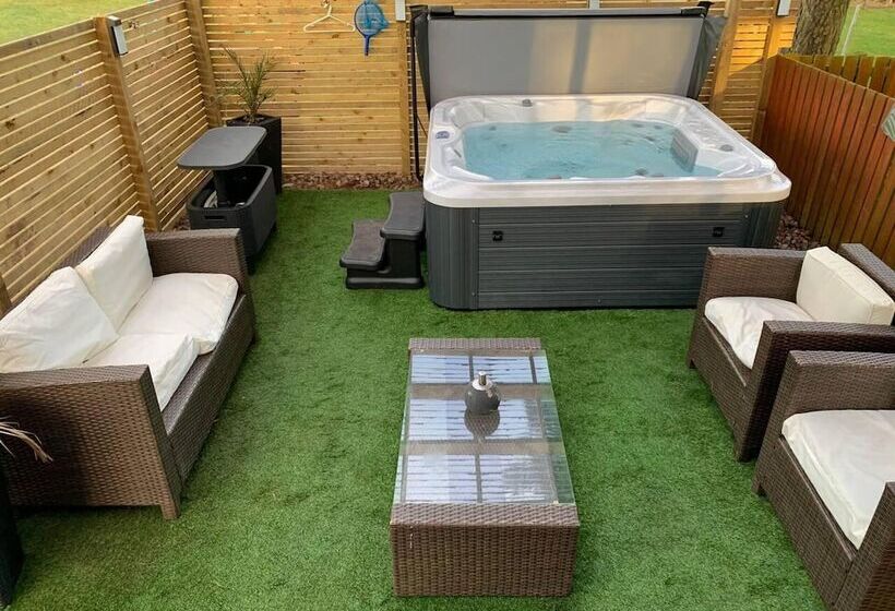 Lovely Semi Rural Caravan & Hot Tub   Sleeps Fam 6