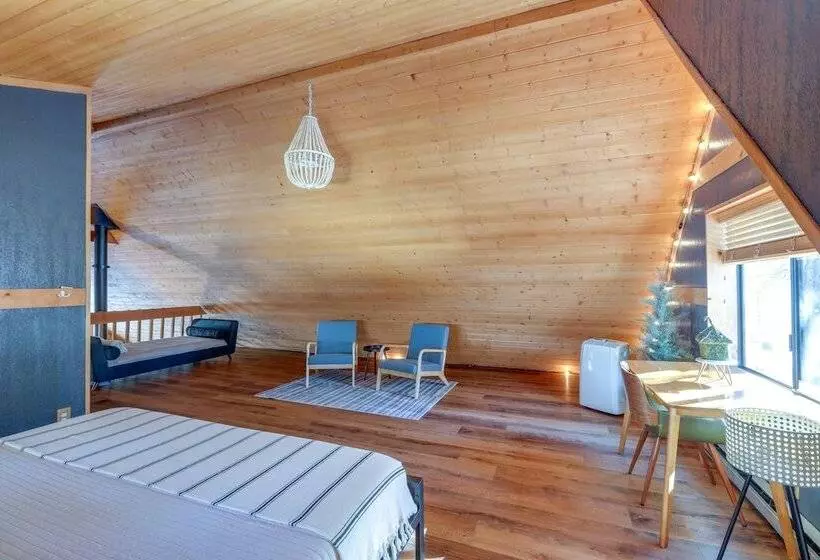 Munds Park Cabin W/ Deck & Fire Pit: Walk To Trail