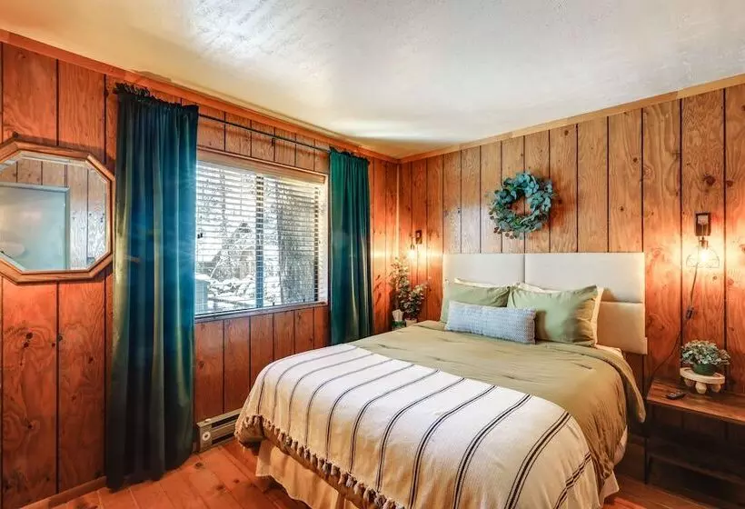 Munds Park Cabin W/ Deck & Fire Pit: Walk To Trail