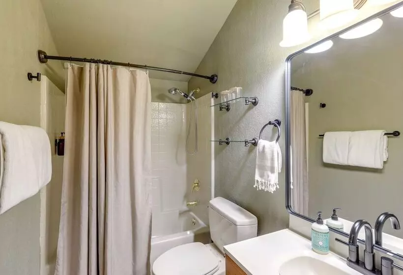 Munds Park Cabin W/ Deck & Fire Pit: Walk To Trail