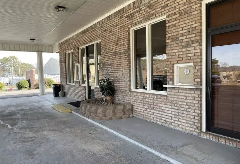 Motelli Covered Bridge Inn & Suites