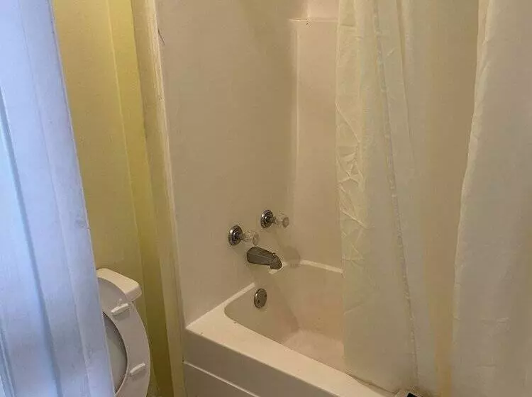 Motelli Covered Bridge Inn & Suites