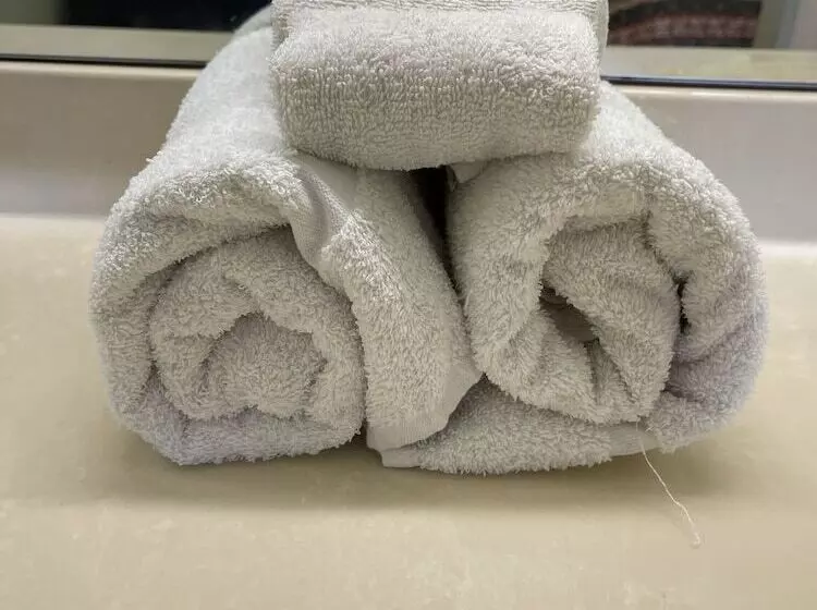 Motelli Covered Bridge Inn & Suites