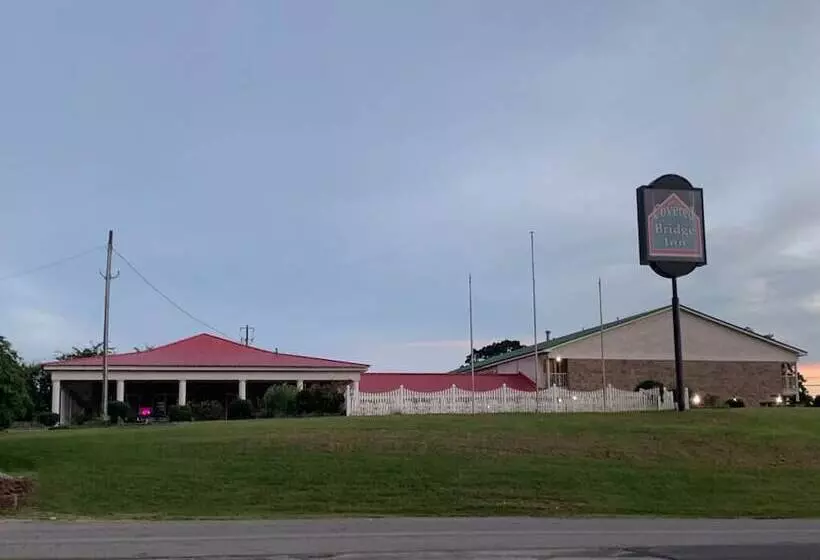 Motelli Covered Bridge Inn & Suites