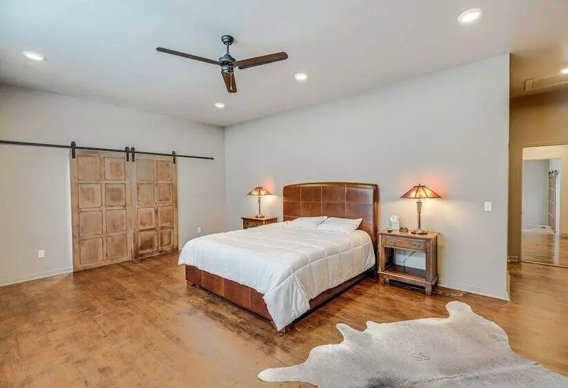 Pet Friendly Fairfax Cabin Near Missouri River!