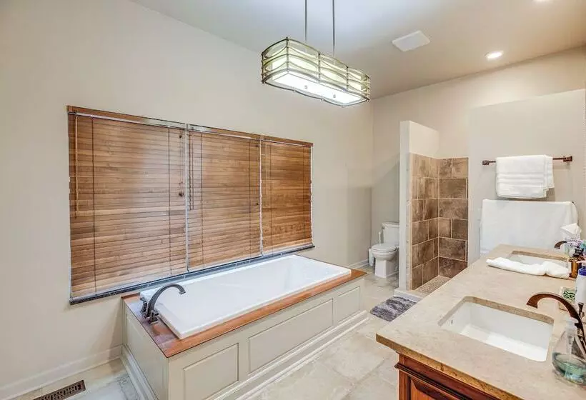 Pet Friendly Fairfax Cabin Near Missouri River!