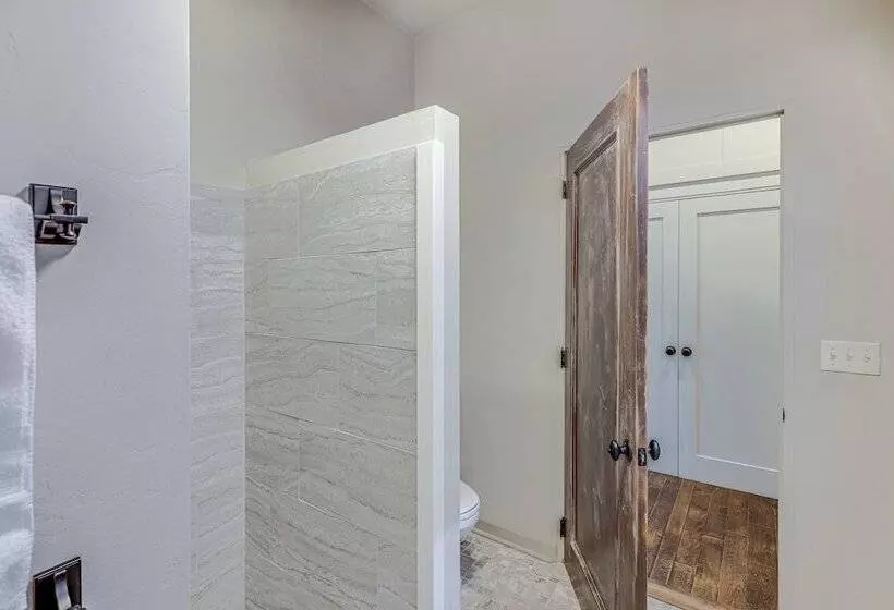 Pet Friendly Fairfax Cabin Near Missouri River!