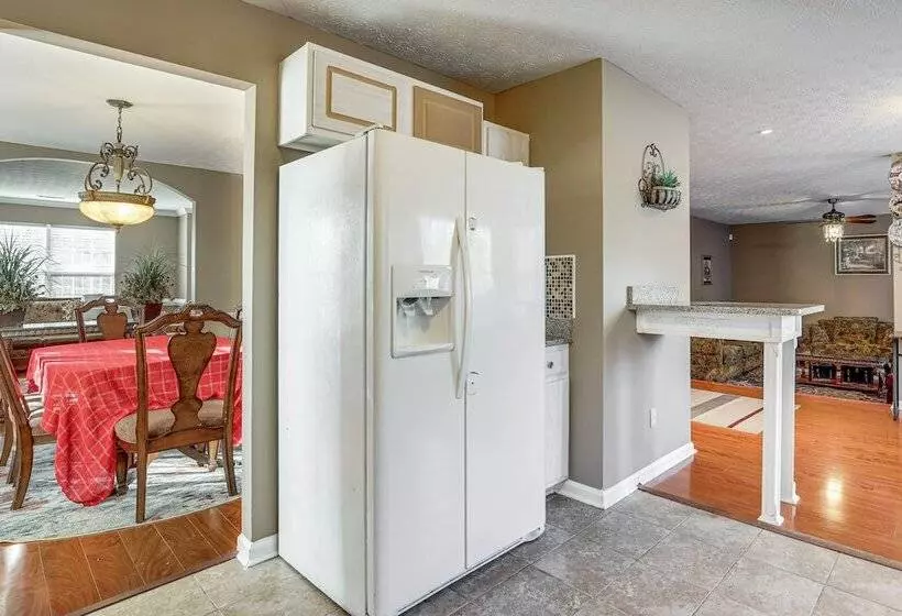 Pet Friendly Georgia Escape W/ Deck, Grill & Yard!