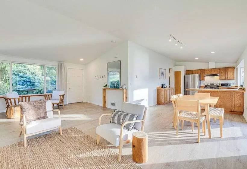 Port Townsend Escape W/ Deck, Bay & Mountain Views