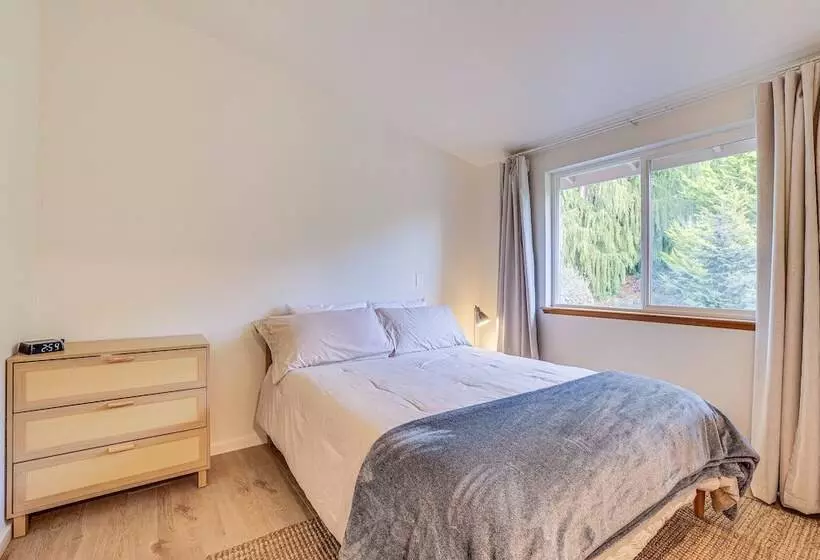 Port Townsend Escape W/ Deck, Bay & Mountain Views