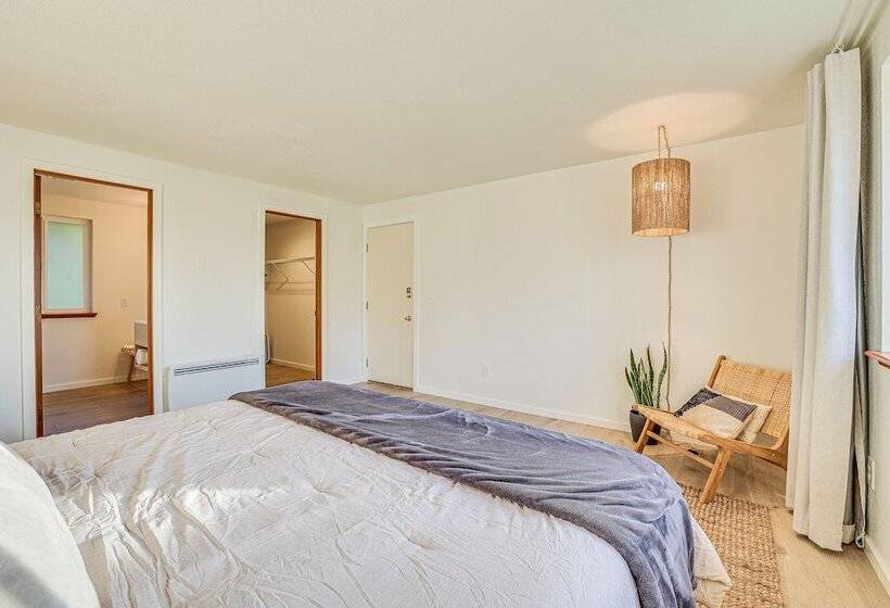 Port Townsend Escape W/ Deck, Bay & Mountain Views