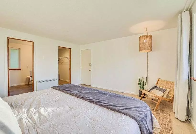 Port Townsend Escape W/ Deck, Bay & Mountain Views