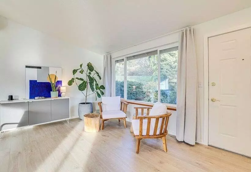 Port Townsend Escape W/ Deck, Bay & Mountain Views