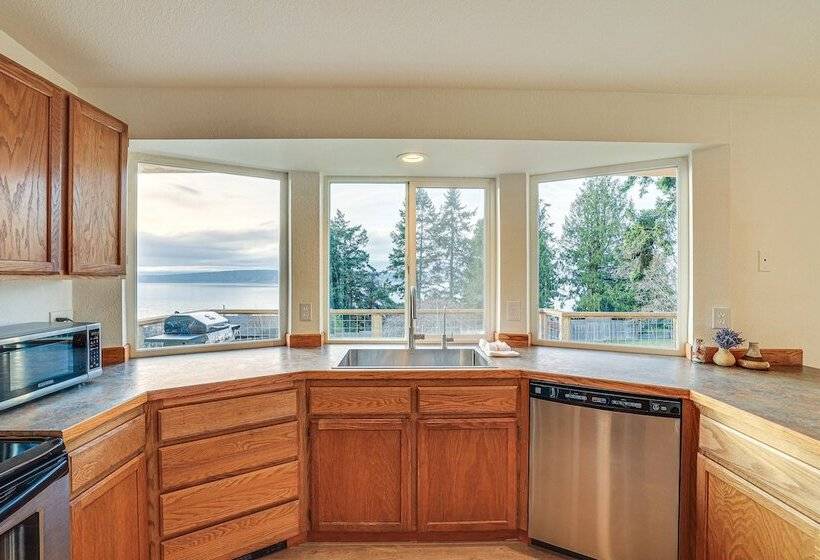 Port Townsend Escape W/ Deck, Bay & Mountain Views