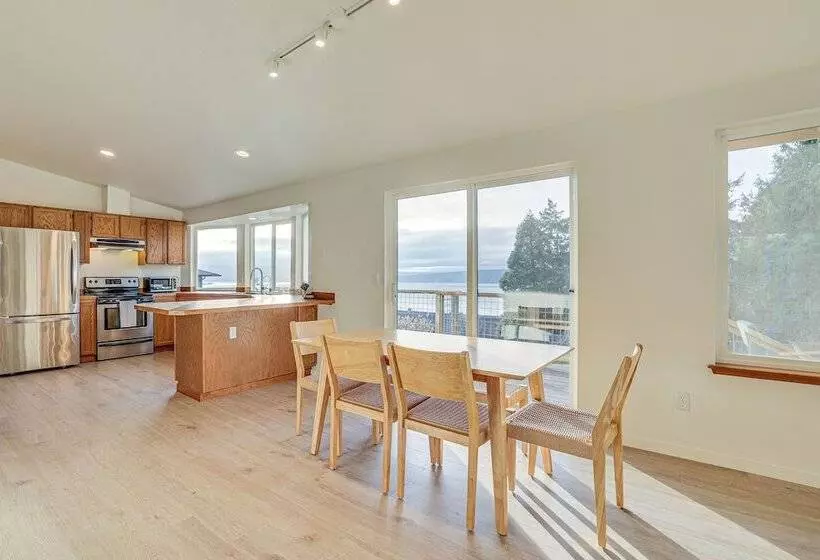 Port Townsend Escape W/ Deck, Bay & Mountain Views