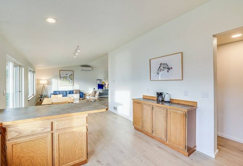 Port Townsend Escape W/ Deck, Bay & Mountain Views