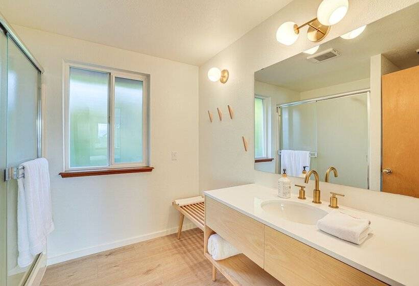 Port Townsend Escape W/ Deck, Bay & Mountain Views