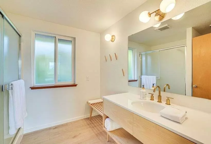 Port Townsend Escape W/ Deck, Bay & Mountain Views