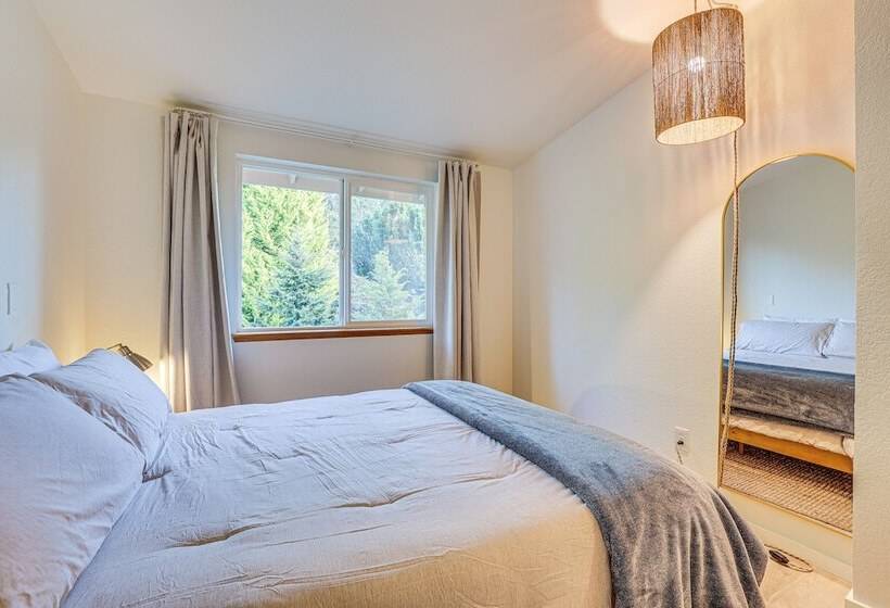 Port Townsend Escape W/ Deck, Bay & Mountain Views