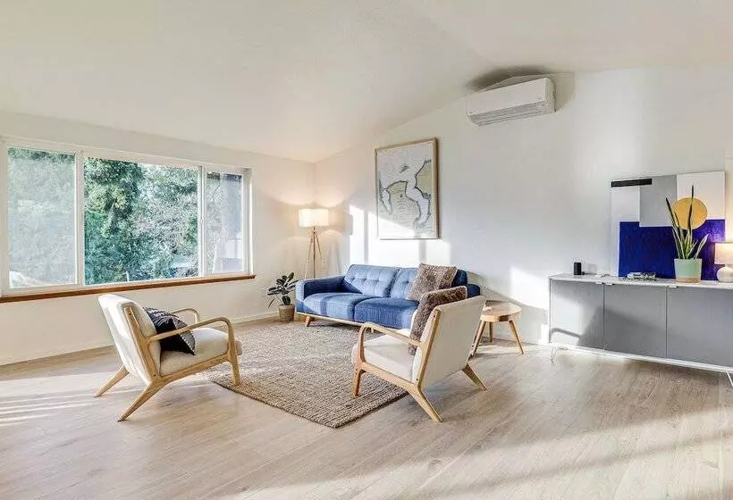 Port Townsend Escape W/ Deck, Bay & Mountain Views