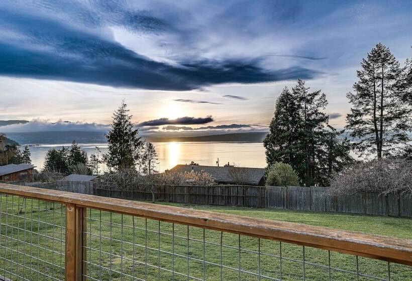 Port Townsend Escape W/ Deck, Bay & Mountain Views