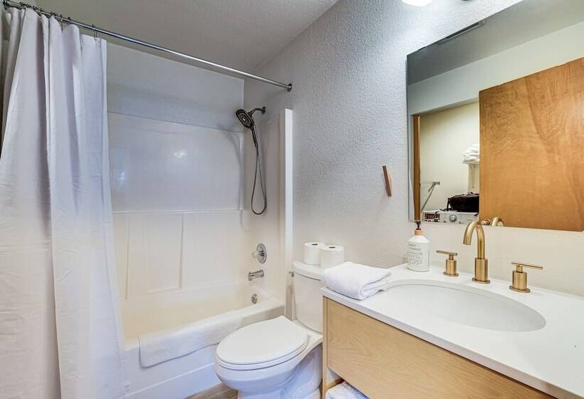 Port Townsend Escape W/ Deck, Bay & Mountain Views