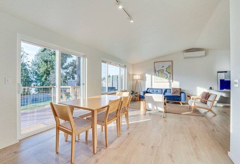 Port Townsend Escape W/ Deck, Bay & Mountain Views