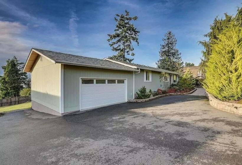 Port Townsend Escape W/ Deck, Bay & Mountain Views