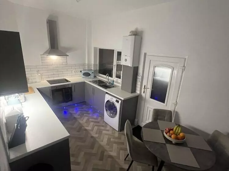 اقامتگاه Cosy Home Perfect For Families And Contractors