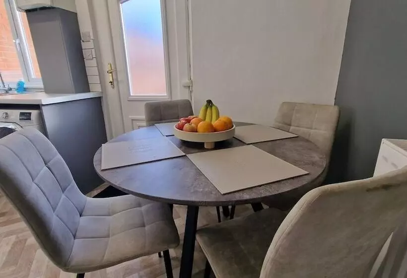 اقامتگاه Cosy Home Perfect For Families And Contractors