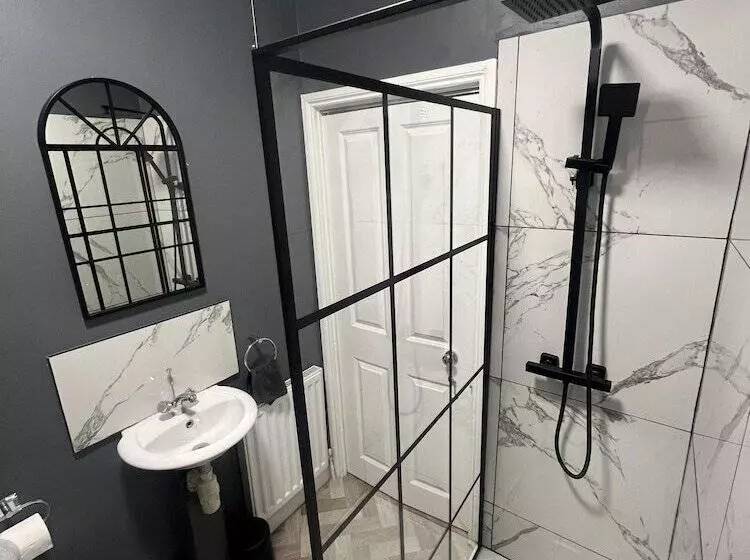 اقامتگاه Cosy Home Perfect For Families And Contractors
